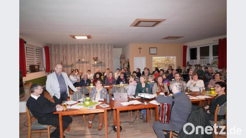 Bei der Pfarrversammlung beim Maler-Michl gibt der Waldthurner Kirchenpfleger Max Kick (stehend) die aktuellen Zahlen des vergangenen Jahres bekannt. Bild: fvo