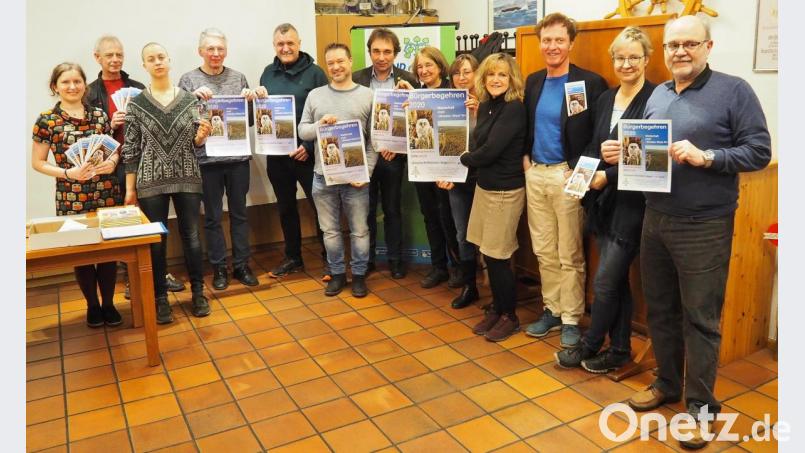 Mitglieder des Aktionsbündnisses Walderhalt engagieren sich zusammen mit dem Referenten des Abends Ralf Straußberger (Siebter von links). Bild: Bühner