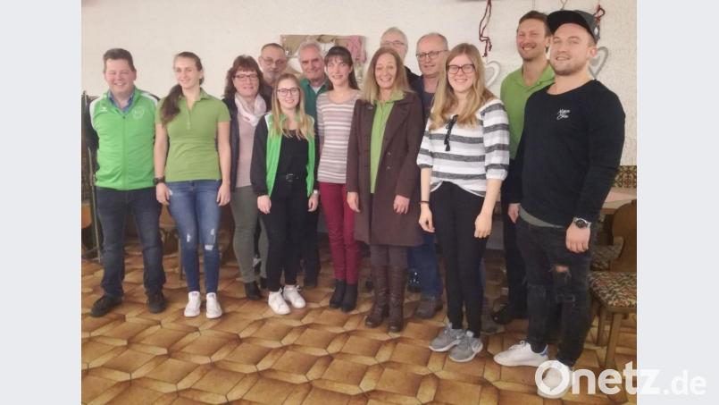 Der neue Vorstand (von links): Udo Kneidl, Karola Hausmann, Petra Serfling, Lothar Schreyer, Sophia Kneidl, Manfred Kratzer, Daniela Vetter, Thomas Lindner, Andrea Pfreundtner, Helmut Pöllath, Larissa Wegmann sowie Horst und Stefan Serfling. Bild: soj
