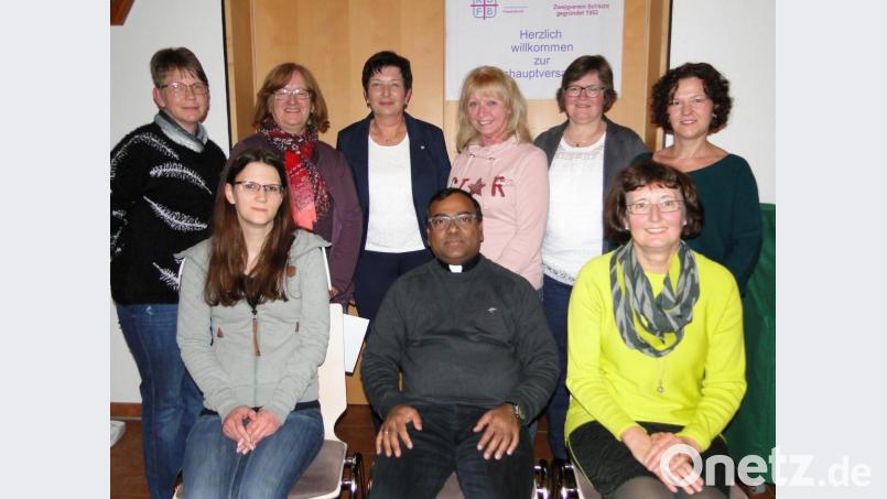 Vertraute und neue Gesichter werden in die Führungsriege des Katholischen Frauenbunds Schlicht gewählt (stehend, von links): Johanna Schertl, Bezirksvorsitzende Margarete Hirsch, Vorsitzende Maria Hefner, Angela Kredler, Christine Ratzke und Tina Graßler; sitzend (von links): Sandra Reber, Pfarrvikar Hruday Madanu und Christian Münster. Bild: ct