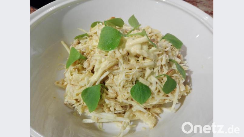 Ein Klassiker ist der Waldorfsalat, hier garniert mit Winter-Portulak. Bild: shl