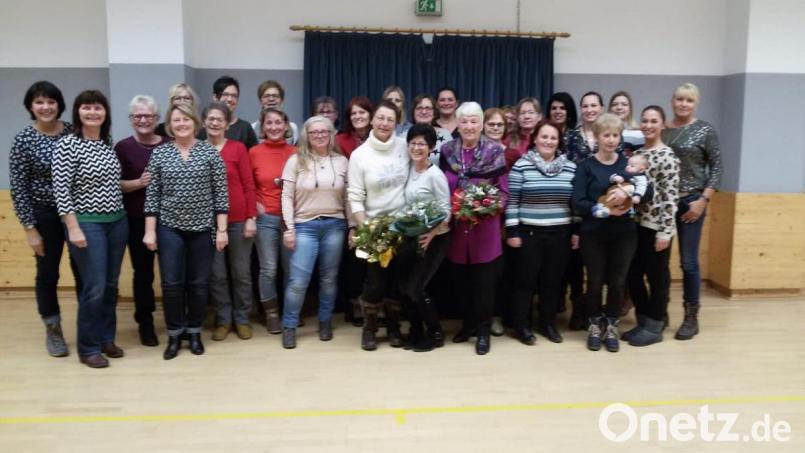 Die Abteilungsleiterinnen Maria Englert und Anita Bauer (Zweite und Vierte von links) danken Elfriede Braun, Liane Adam und Gerda Turban (vorne Mitte von rechts) mit einem Blumenstrauß. Bild: bk
