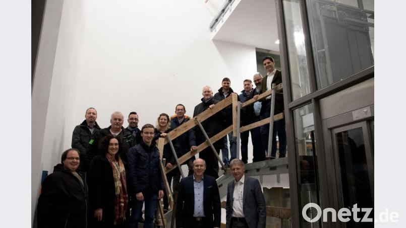 Die Teilnehmer der Besichtigung nahmen den neuen Eingang und den Aufzug, mit dem die verschiedenen Stockwerke in Zukunft barrierefrei erreicht werden können, in Augenschein. Bürgermeister Lothar Müller (vorne rechts) informierte dabei über weitere Maßnahmen im Rathauses. Bild: flt