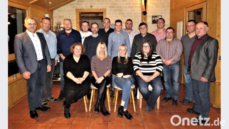Zügig wählte der CSU-Ortsverband Griesbach seine Kandidaten für den Mähringer Marktgemeinderat. Landratskandidat Roland Grillmeier (links) bedankte sich bei den Männern und Frauen für die Bereitschaft zur Kandidatur. Bild: ubb
