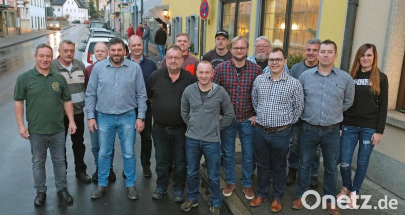 Mit Andreas Troppmann (Sechster von rechts) steht ein neuer Mann an der Spitze des Sportanglerbundes Altenhammer. Günter Kick (links) gab nach 20 Jahren das Zepter in der rührigen Gemeinschaft weiter. Bild: nm