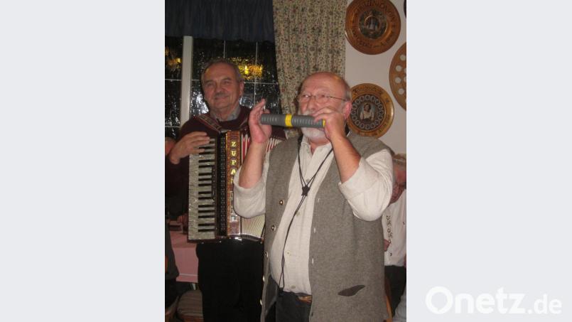 Vitus Kaa auf der Quetschn und Hans Kiener am Abflussrohr interpretieren die Dudelsack-Version von „Amazing Graze“. Bild: exb