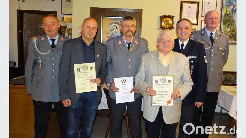 Vorsitzender Karl Reger (links) und Kreisvorsitzender Thomas Semba (Zweiter von rechts) zeichneten Hardy Lauber, Gerhard Scherm, Gottfried Hofmann (neues Ehrenmitglied) und Markus Schmidt (von links) für ihre jahrzehntelange Treue sowie ihre Mitarbeit aus. Bild: hl
