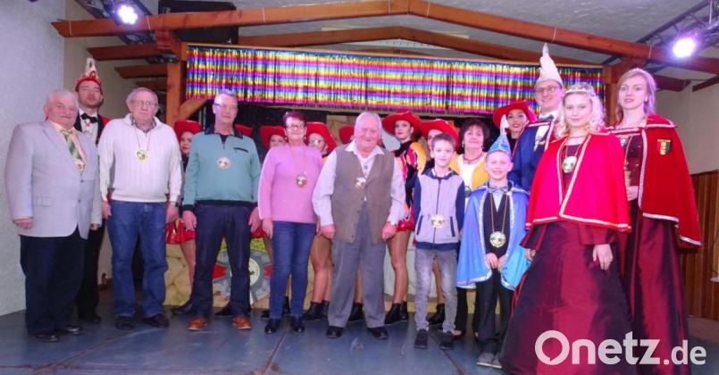 Mit Kristina I. und Florian III. (hinten von rechts) sowie Kinderprinzenpaar Elena I. und Johann I. (vorne von rechts) überreichte Präsident Klaus Wegmann (Zweiter von links) die Orden. Bild: hl