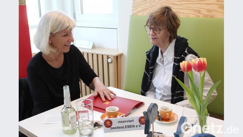 Auch Mittagspause wird für das ehrenamtliche Engagement genutzt: Maria Dotzler und Margit Adamski vom Verein „zweitesLeben“ bei der Besprechung. Bild: Evi Wagner