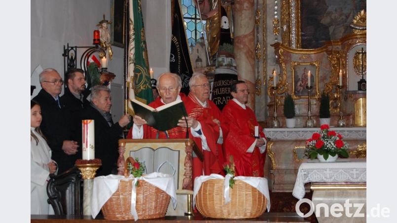 Ruhestandsgeistlicher Hans Bayer verkündet im Festgottesdienst zum Sebastianstag das Evangelium und hält auch die Festpredigt. Bild: az