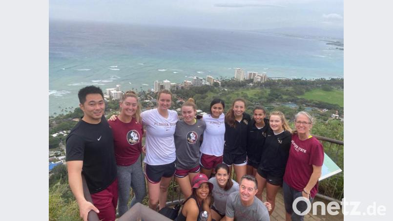 Mira Stegmann (Zweite von rechts) und das gesamte Team mit Spielerinnen und Betreuern der Florida State University aus Tallahassee auf dem Diamond Head – im Hintergrund Honolulu und der Pazifik. Bild: exb