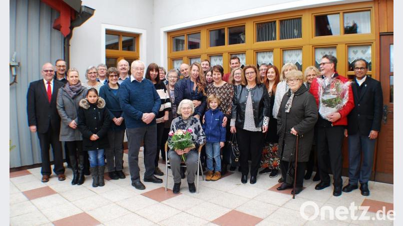 Zum 85. Geburtstag gratulierten Rita Pix (sitzend) die Familie (Ehemann Lorenz links daneben), die Töchter Marita, Alexandra und Elke (dahinter) sowie Bürgermeister Klaus Meyer (links), Pfarrer George Parankimalil (rechts), Pfarrgemeinderatssprecher Wolfgang Plonner (Fünfter von Links), die Seniorenbeauftragte Beate Ott (Sechste von Links) sowie die Vertreterinnen des Katholischen Frauenbundes. Bild: enz
