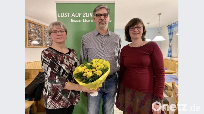 Grünen-Kreisrätin Sonja Reichold (links) gratuliert ihrem Kollegen Johann Mayer zur Nominierung als Landratskandidat; mit im Bild die Speinsharter Gemeinderätin Barbara Müller, die zusammen mit Mayer wieder für den Gemeinderat kandidiert. Bild: eig