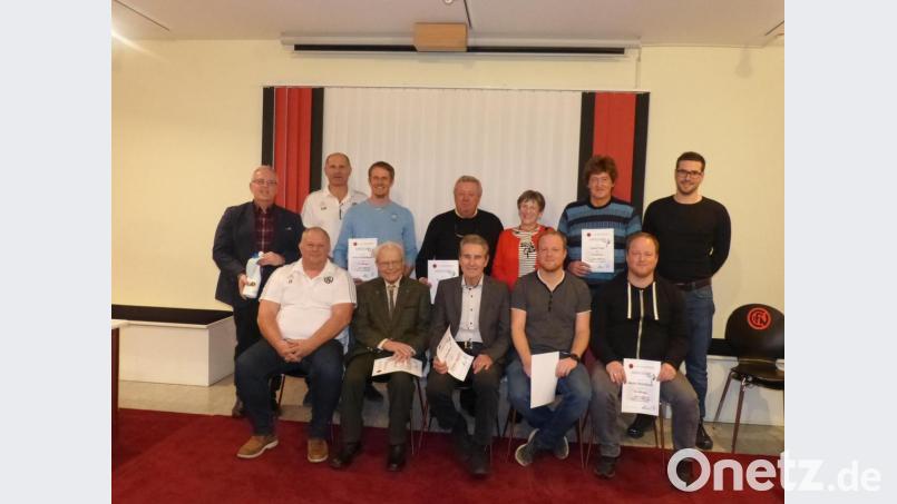 Jubilare und neue Ehrenmitglieder des 1. FC Neukirchen: (stehend, von links) Bürgermeister Winfried Franz, Zweiter Vorsitzender Siegfried Witzel, Helmut Pickelmann, Werner Ertl, Hannelore Luber, Erwin Flierl, Dritter Vorsitzender Philipp Schertl, (sitzend, von links) Erster Vorsitzender Joachim Thümmler, Erich Birzer, Georg Marx, Michael und Martin Steinbauer. Bild: fm