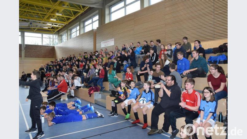 Viele begeisterte Zuschauer verfolgen in der Mehrzweckhalle Windischeschenbach die 41 Spiele der Ministranten und feuern ihre Team an. Bild: fz
