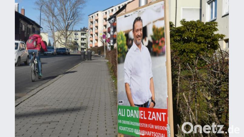Ali Daniel Zant, OB-Kandidat der Linken, ist auf dem Wahlplakat zu sehen, dass zumindest bis Dienstagmittag in der Fichtestraße stand. Knapp zwei Wochen vor der offiziellen Frist. &quot;Ich weiß nicht, wer das Plakat aufgestellt hat&quot;, sagt er. Es könnten Fans oder auch ein Parteimitglied gewesen sein. Bild: Gabi Schönberger
