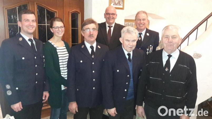 Treue Mitglieder zeichnete die Feuerwehr Wernersreuth aus. Im Bild (von links) Vorsitzender Manuel Brucker, das neue Mitglied Stephanie Brucker, das neue Ehrenmitglied Johann Fischer, Bürgermeister Klaus Meyer, Karl Forster, Kommandant Klaus Frank und Konrad Eckstein.. Bild: exb