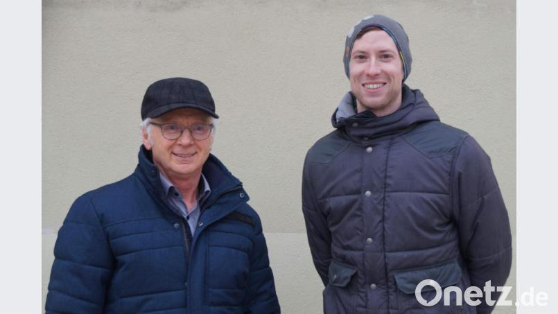 Zum 19. Mal stellten der Heimat- und Trachtenverein und der Gewerbeverband mit ihren Vorsitzenden Michael Meier (rechts) und Alfred Härtl (links) den Lebendigen Adventskalender auf die Beine. Bild: u