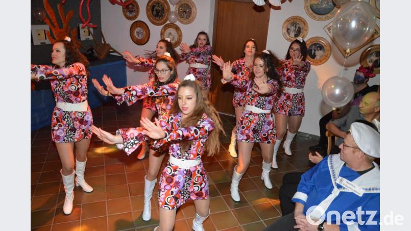 Über eine halbe Stunde lang rocken die Mitglieder der Waidhauser Showtanzgruppe den Schützenball und holen dabei die &quot;Jugend unserer Eltern&quot; durch Musik, Kostüme und Tänze vergangener Tage zurück. Bild: fjo