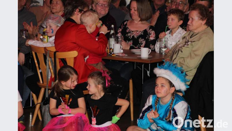 Generationen vereint beim Seniornefasching in Mähring. Bild: kro