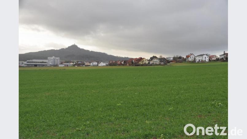 Im landwirtschaftlichen Grundstück östlich des neuen Baugebietes „Lettenwiese – Erweiterung II“ wird der neue Kanal für die Ableitung von Flurwasser verlegt. Bild: ak