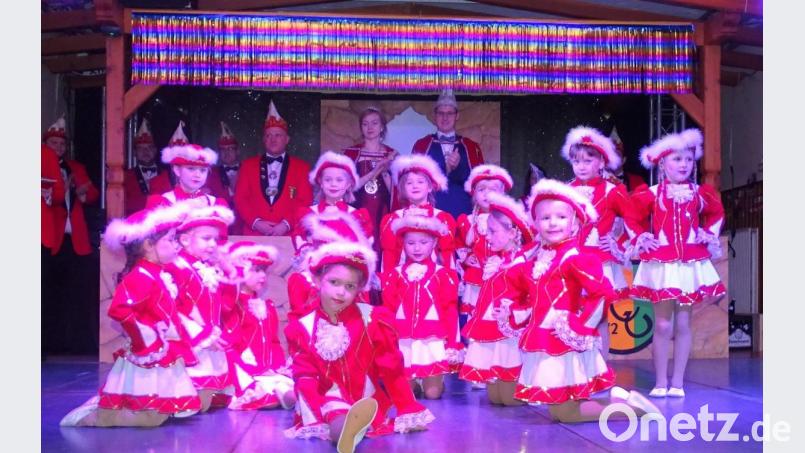 Die Wichtelgarde (hier beim Gardetanz) stellt mit 14 Mädchen die größte Tanzgruppe im Waldecker Carnevalverein. Bild: hl