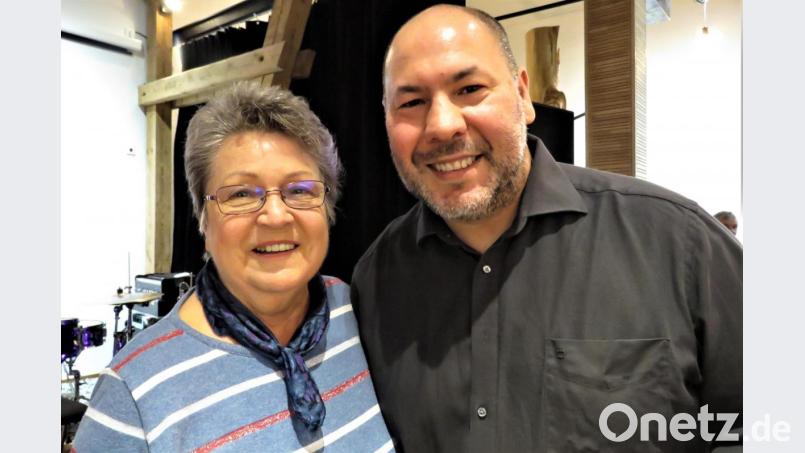 Inge Pannrucker und Tarkan Yesil standen vor Freude über das Wiedersehen beim Konzert in Waldsassen Tränen in den Augen. Bild: ubb