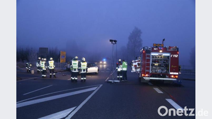 Bei einem Abbiegeunfall am Mittwochmorgen wurden eine zwei Frauen schwer verletzt. Symbolbild: Roland Wellenhoefer