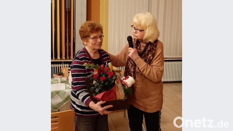 Anneliese Seidl (links) war 15 Jahre lang als Schatzmeisterin beim Frauenbund Aschach-Raigering tätig. Vorsitzende Anneliese Bauer dankt ihr dafür. Bild: exb