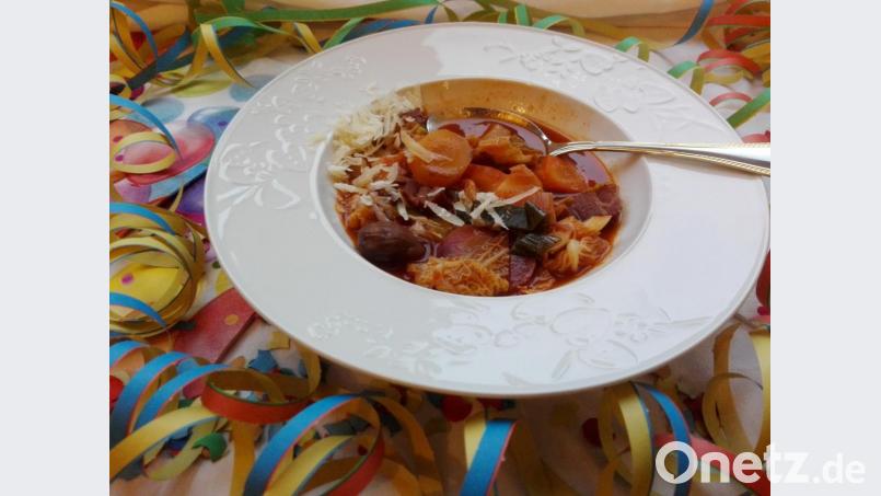 Eine kräftige Minestrone – hier mit Maronen – bildet für jede Feierei eine gute Grundlage im Magen. Bild: Stephanie Hladik