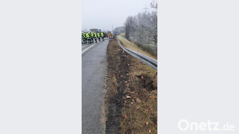 Auf der A 6 kommt es am Mittwochvormittag kurz nach der Auffahrt Ursensollen zu einem Unfall. Bild: blm