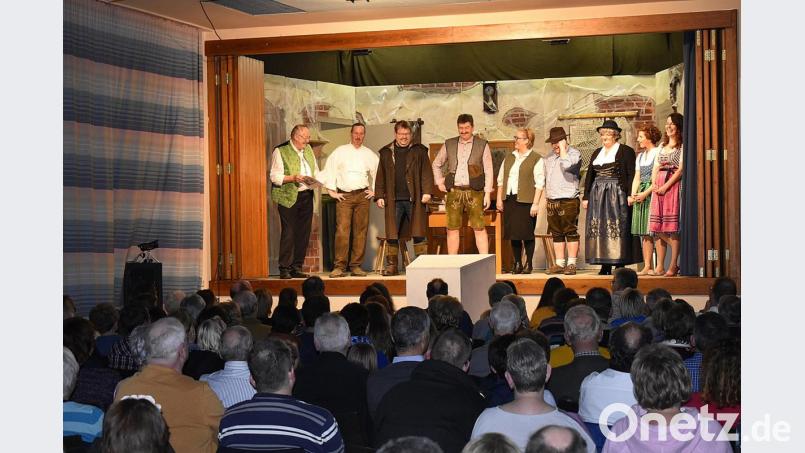 Moderator „Doci“ Müller (links) stellt das Ensemble vor, in dem seine Tochter Eva Müller (rechts) zur Entdeckung des Abends avanciert. Bild: sck