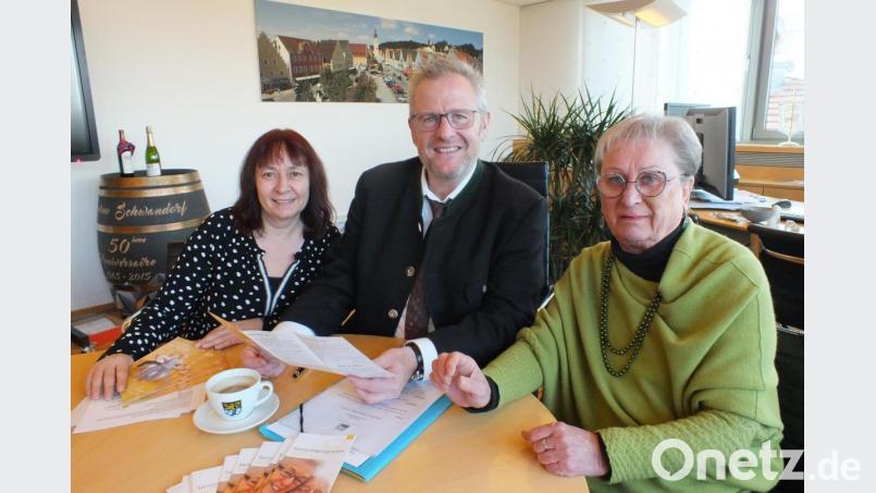 Oberbürgermeister Andreas Feller (Mitte), Elisabeth Beer-Klatt (rechts) und Sabine Brunner (links) stellen den neuen Flyer mit einer Vielzahl von Angeboten für Senioren vor. Bild: exb/Maria Schuierer