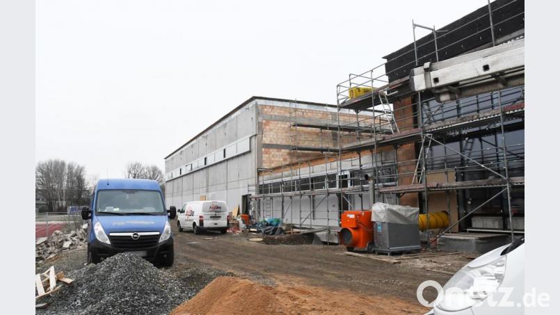 Die Sanierung der Realschul-Sporthalle (hinten) läuft und ist wohl abgeschlossen, bevor der geplante Anbau in Angriff genommen wird. Über letzteres Projekt entbrennt überraschend eine kontroverse Diskussion. Bild: Gabi Schönberger