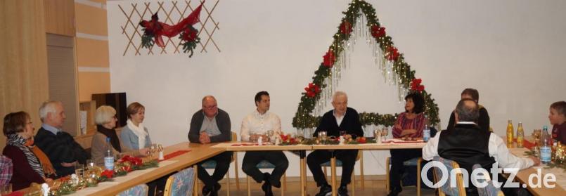 Pflegedienstleiterin Katharina Schneider und Heimleiter Karl-Heinz Stoppa (vorne, von rechts) stellten der Delegation der PWG das Alten- und Pflegeheim in Oberviechtach vor. Bild: exb