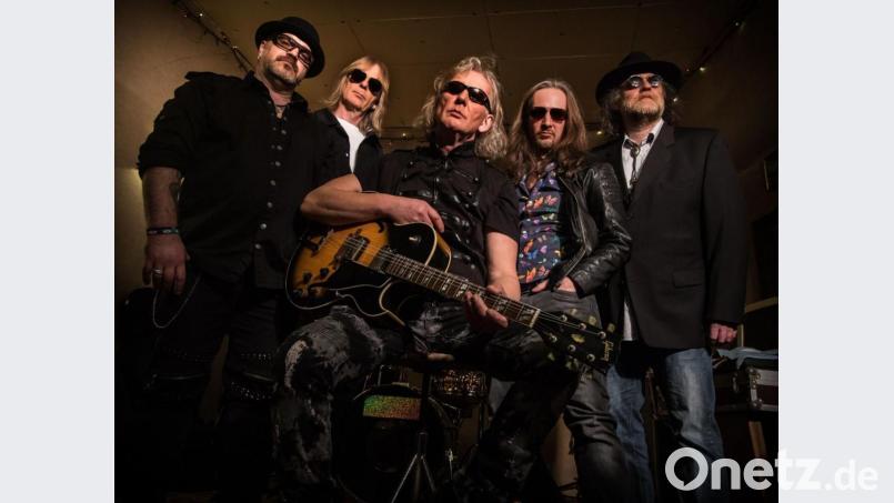 Dirty Harry ist zurück. Harry Zawrel (Mitte) hat seine besten Freunde um sich geschart und lädt am Freitag, 31. Januar, zum Konzert ins Musikomm. Bild: Michael Dandorfer/ exb