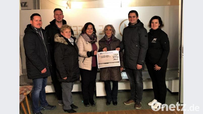 Den Erlös aus dem Marktstand überreichten Vertreter der Jungen Union um Vorsitzenden Matthias Fütterer (Zweiter von rechts) an die Damen der Mitterteicher Tafel Christine Arnold, Nicole Fürst und Anni Riedl (Dritte, Vierte und Fünfte von rechts). Bild: ckl