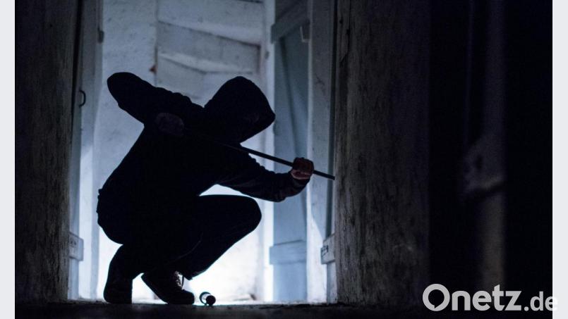 Ein zunächst unbekannter Täter ist am frühen Morgen des 12. Januar in ein Wohnhaus in Vilseck eingedrungen und hat es nach Wertgegenständen durchwühlt, während die Eigentümerin nebenan schlief. Nun hat die Polizei eine Verdächtige ermittelt. Symbolbild: Silas Stein/dpa