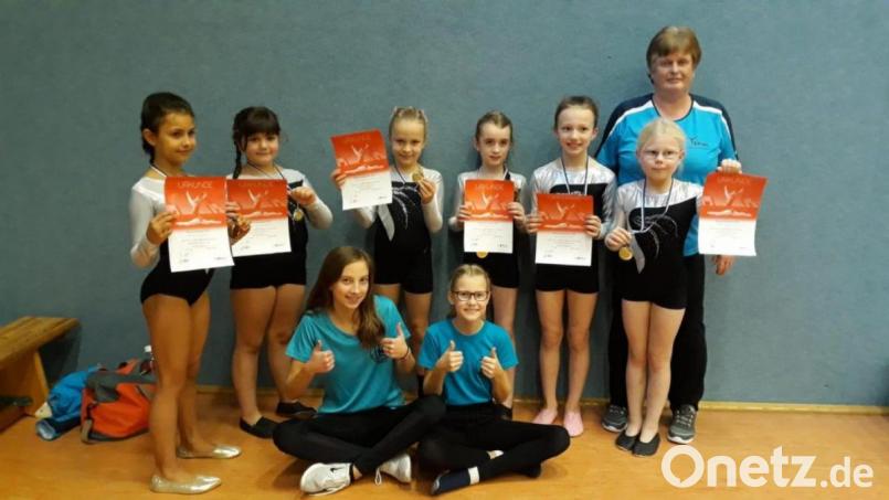 Die acht- und neunjährigen TSG-Turnerinnen mit ihren Trainerinnen Christa Göppl (rechts) und Anita Bauer werden letztendlich Siebte. Bild: bk