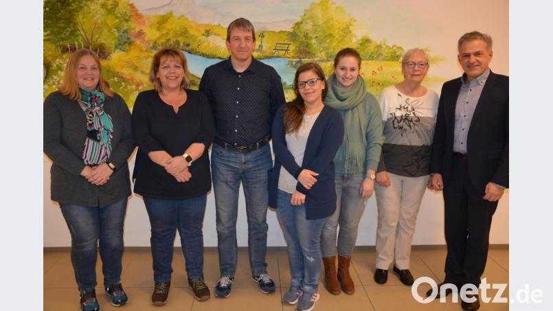 Mit dieser Mannschaft geht der 2015 gegründete AWO-Betreuungsverein in die kommenden vier Jahre. Mit dabei sind (von links) Sabine Kirchmann, Angelika Würner, Vorsitzender Jürgen Kirchmann, Sindy Hermann, Annalena Fink-Haydari, Hannelore Bienlein-Holl und Bürgermeister Roland Grillmeier. Bild: jr