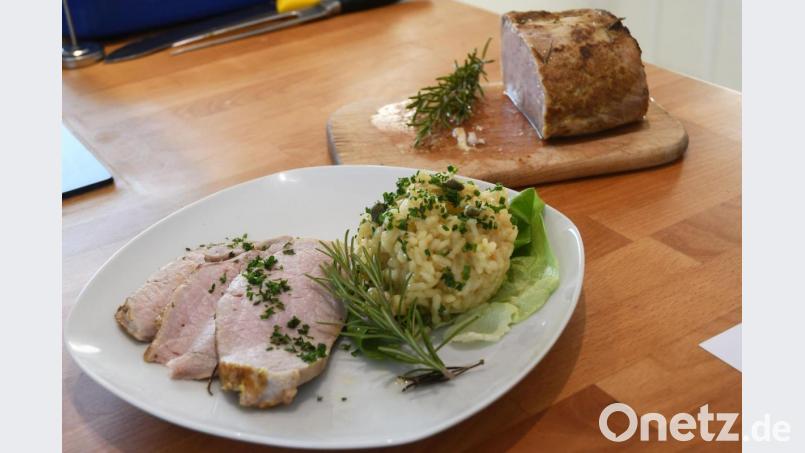 Mit Geduld gegart und aufmerksam gerührt: die Schweinelende mit Kapern-Kräuter-Risotto. Bild: Gabi Schönberger