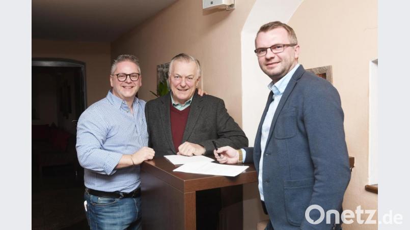 OWV-Vorsitzender Alois Lukas (mitte) freut sich mit den neuen Pächtern der Strobelhütte Matteo Rufo (links) und Simon Kubica. Bild: Gabi Schönberger