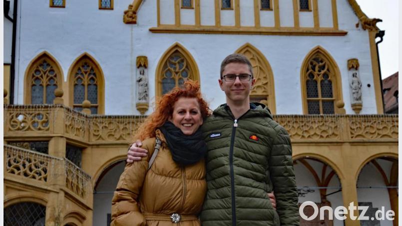 Diesmal hält eher der Sohn die Mama im Arm: Am 1. Januar 2000 schenkt Sonja ihrem Erstgeborenen Marco Kemmeter das Leben. Er war damit Ambergs Millennium-Baby. Bild: spw