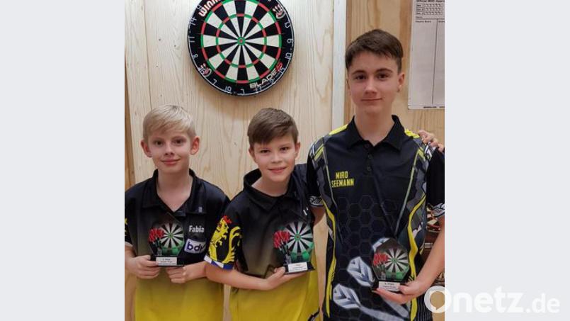 Fabian Gebhardt, Luca Gebhardt und Miro Seemann (von links) vertraten in Bodenkirchen bei Landshut den 1. Steeldart-Verein Amberg. Bild: brü