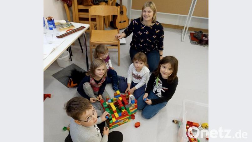 Bei den &quot;Kirchenkids&quot; können Kinder ab vier Jahren ihre Freizeit bewusst und sinnvoll gestalten. Unter der Leitung von Susanne Most (hinten) und Claudia Mutzbauer setzen sie hier eine Episode aus der Bibel mit Lego-Steinen kreativ um. Bild: hir
