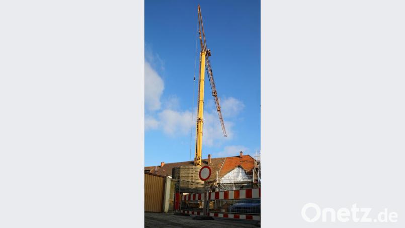 In den beiden Anwesen Asylstraße 2 und Kaiserberg 1will die Stadt Erbendorf zu einer Tagespflegeeinrichtung umbauen. Der Baukran steht schon, die Asylstraße ist im Baustellenbereich gesperrt. Nach kleineren Vorarbeiten geht es in wenigen Tagen richtig los. Bild: JOCHEN NEUMANN 
ERBENDORF