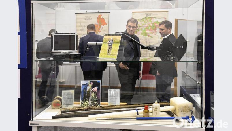 Werkzeug und Geräte, die einst und heute zur Vermessung und Bodenwertermittlung gehören, zeigt die Ausstellung in Schaukästen und teils interaktiv. Bild: Petra Hartl
