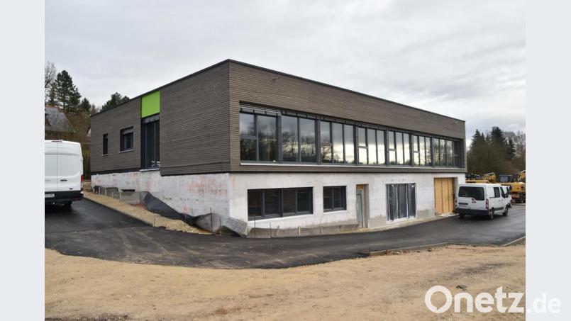 Die Hanglage und der schwierige Baugrund ließen die Hybridform mit Massivbauweise im Untergeschoss und Holzbauweise im Obergeschoss sinnvoll erscheinen. Bild: Andreas Royer