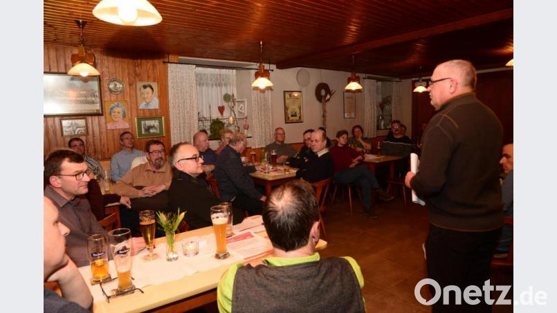 SPD-Landratskandidat Peter Lehr (rechts, stehend) spricht zur finanziellen Situation des Landkreises, hebt dessen Schuldenfreiheit und die meist mehrheitlich getroffenen Entscheidungen im Kreistag hervor. Bild: bey