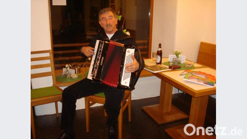 Reinhard Summer sorgte bei der Autorenlesung für musikalische Unterhaltung. Bild: wmr